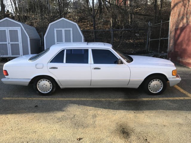 1989 white Mercedes-Benz 500-Series sedan