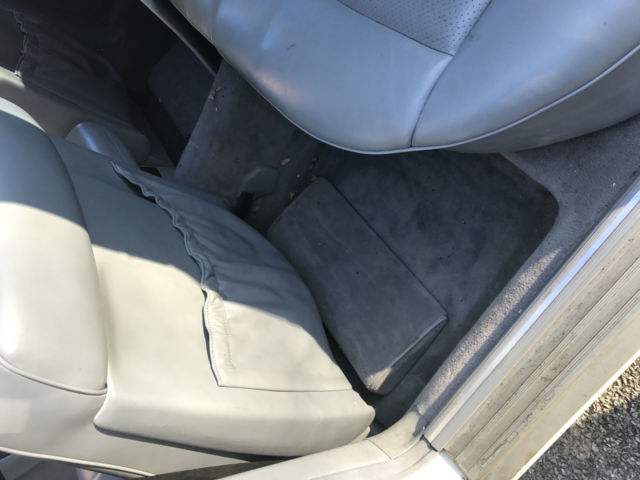 1989 white Mercedes-Benz 500-Series sedan