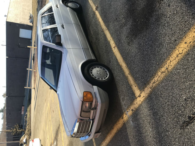 1989 white Mercedes-Benz 500-Series sedan