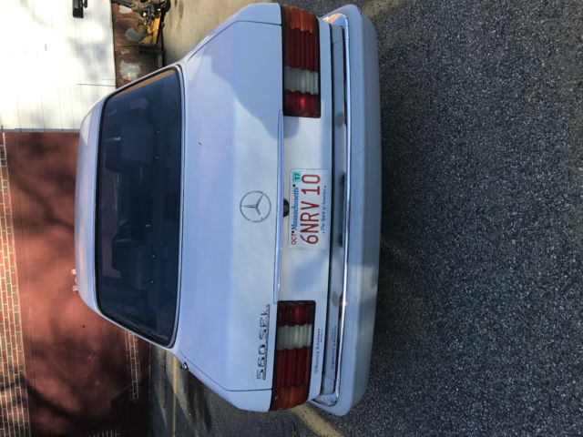 1989 white Mercedes-Benz 500-Series sedan