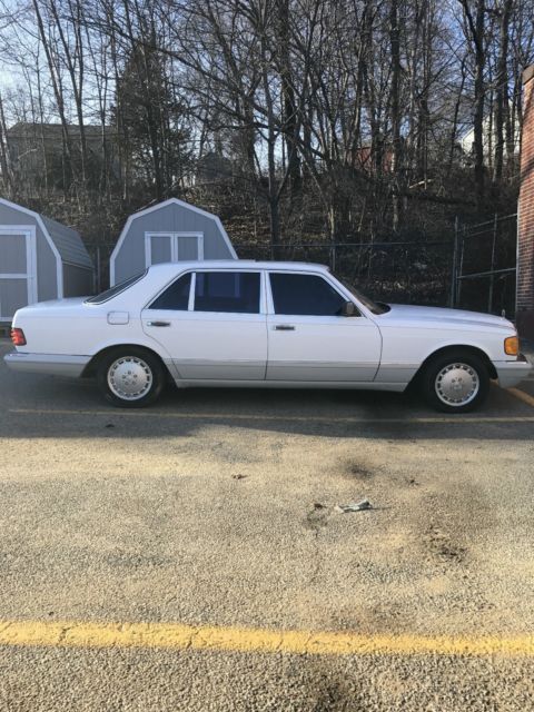 1989 white Mercedes-Benz 500-Series sedan
