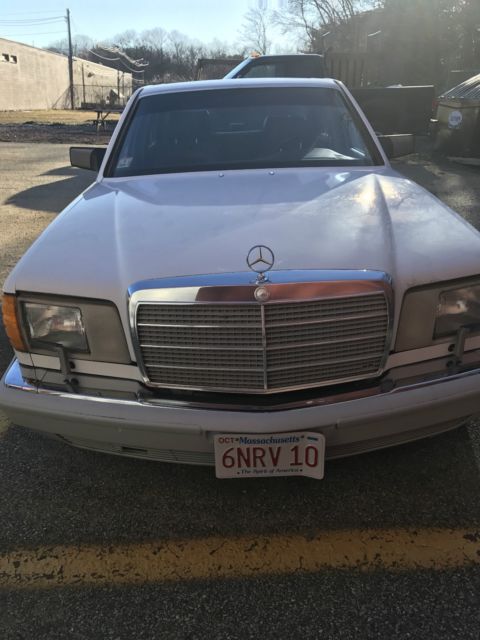 1989 white Mercedes-Benz 500-Series sedan