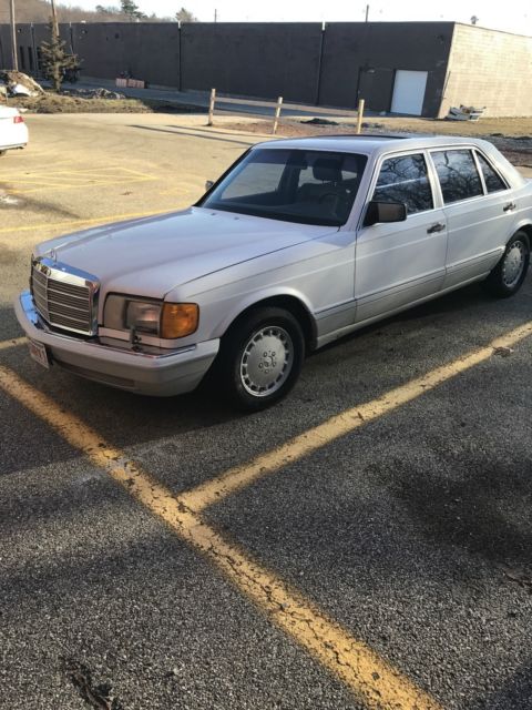 1989 white Mercedes-Benz 500-Series sedan