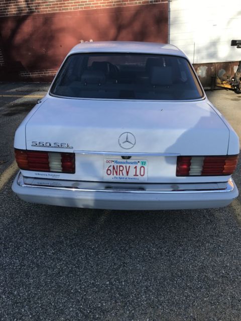 1989 white Mercedes-Benz 500-Series sedan