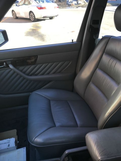 1989 white Mercedes-Benz 500-Series sedan