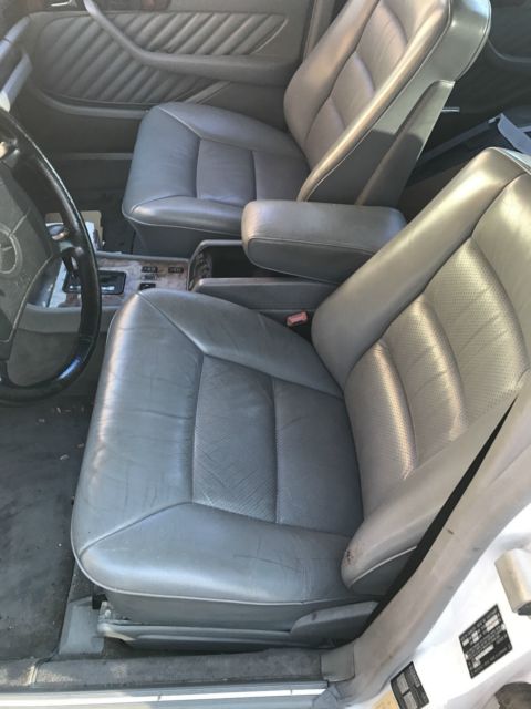 1989 white Mercedes-Benz 500-Series sedan