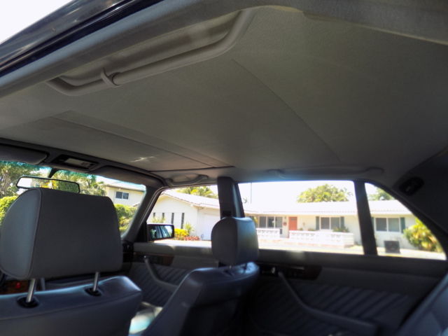 1989 Midnight Blue Mercedes-Benz 500-Series Sedan