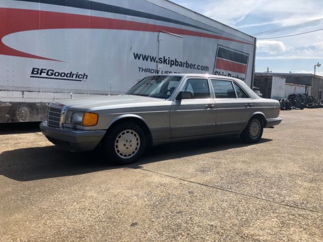 1989 Silver Mercedes-Benz 500-Series Sedan