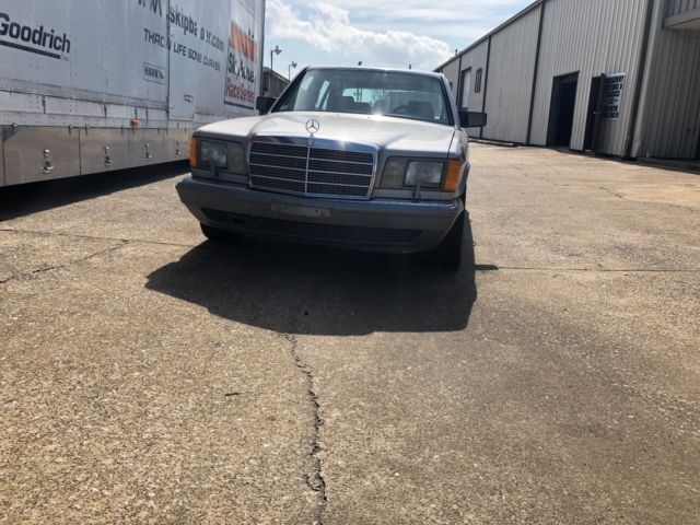 1989 Silver Mercedes-Benz 500-Series Sedan