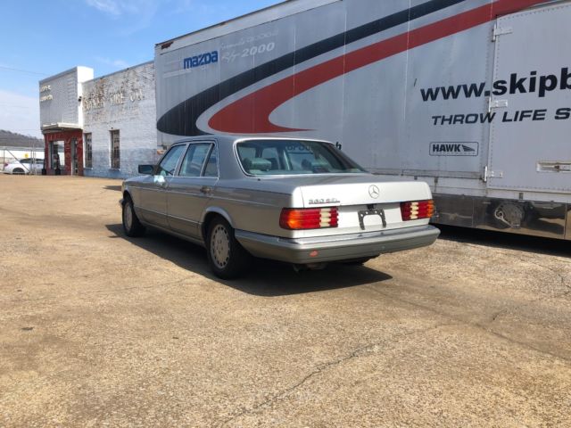 1989 Silver Mercedes-Benz 500-Series Sedan