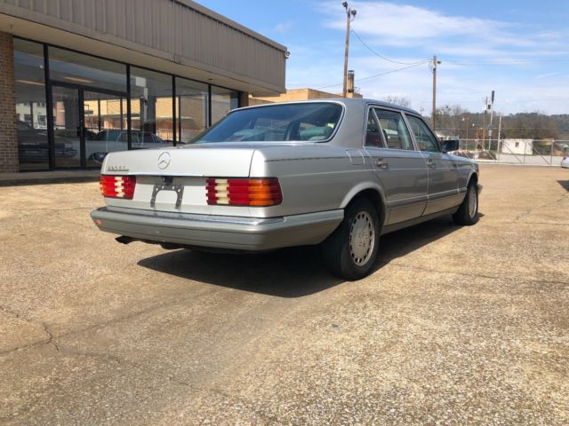 1989 Silver Mercedes-Benz 500-Series Sedan