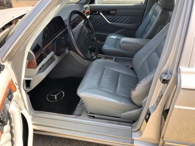 1989 Silver Mercedes-Benz 500-Series Sedan
