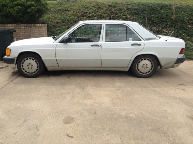 19890000 White Mercedes-Benz 190-Series Sedan