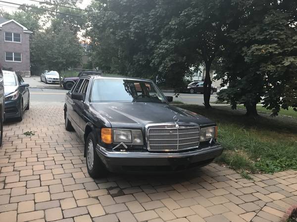 1989 Black Mercedes-Benz 400-Series Sedan