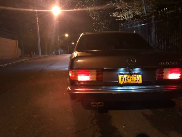 1989 Black Mercedes-Benz 400-Series Sedan