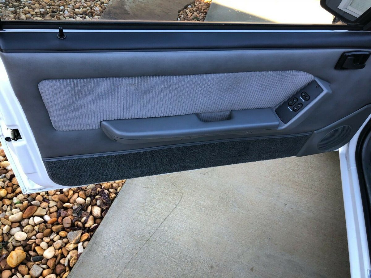 1989 White Ford Mustang Coupe