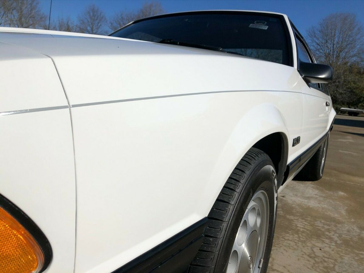 1989 White Ford Mustang Coupe