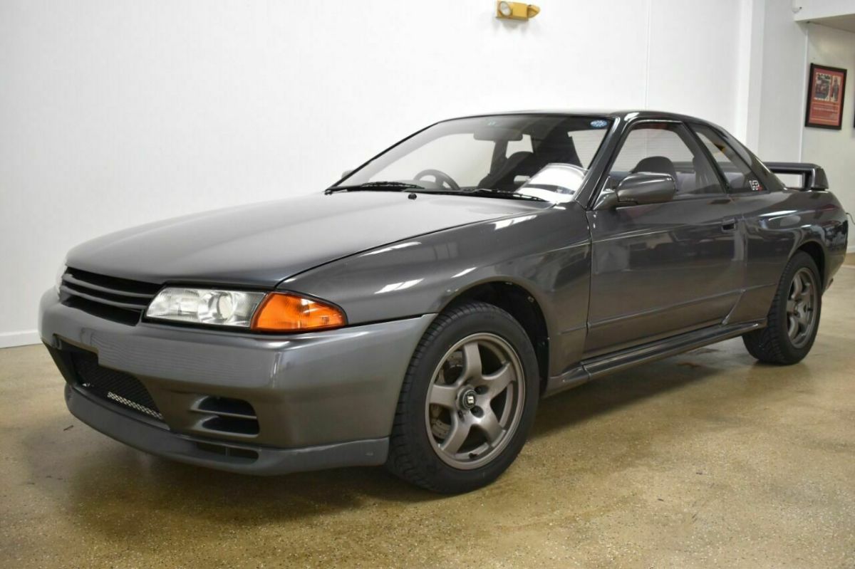 1989 Gray Nissan GT-R Coupe