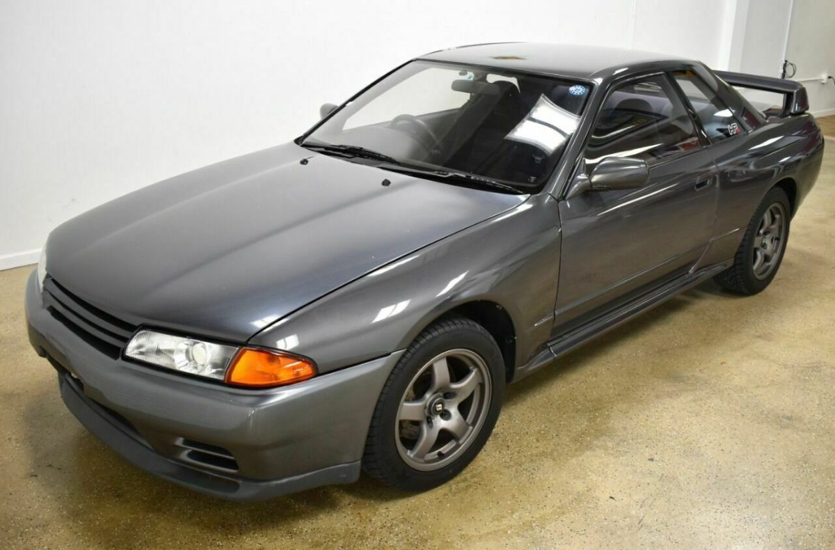 1989 Gray Nissan GT-R Coupe