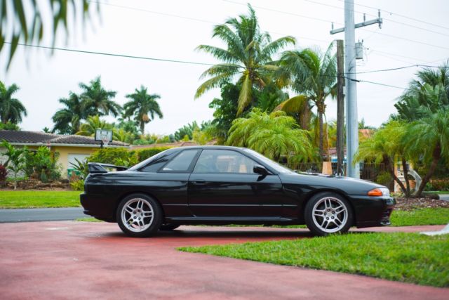 1989 Gray Nissan GT-R Coupe