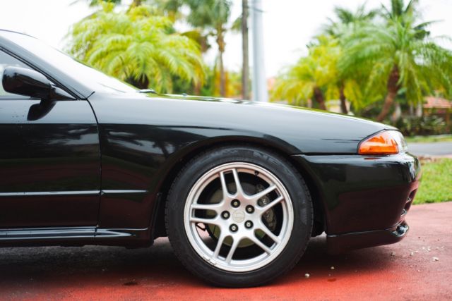 1989 Gray Nissan GT-R Coupe