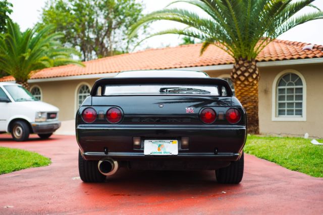 1989 Gray Nissan GT-R Coupe
