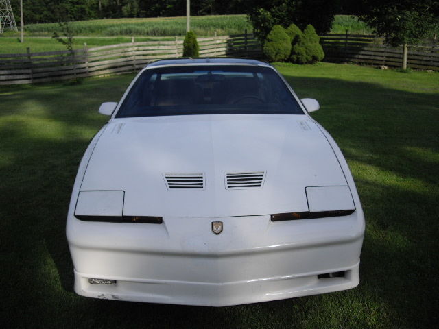 1989 white Pontiac Trans Am 2dr