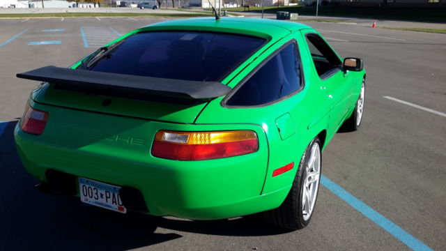 1989 Green Porsche 928 COUPE