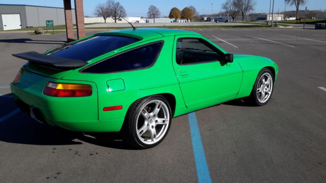 1989 Green Porsche 928 COUPE