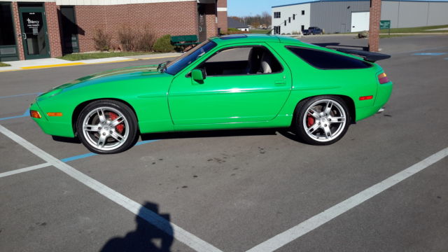 1989 Green Porsche 928 COUPE