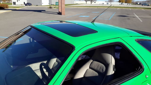 1989 Green Porsche 928 COUPE