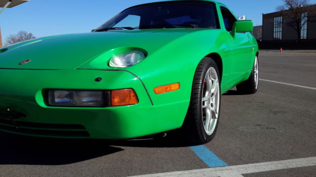 1989 Green Porsche 928 COUPE