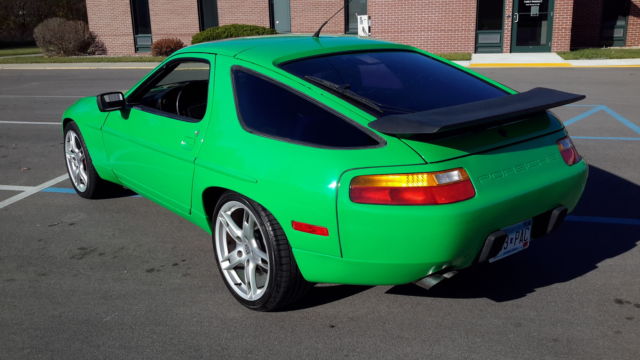 1989 Green Porsche 928 COUPE