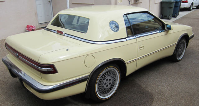 1989 Yellow cream Chrysler Town &- Country Convertible