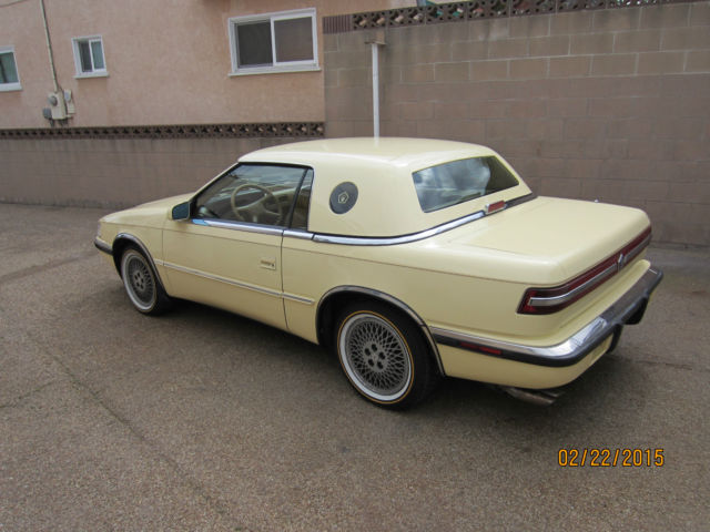 1989 Yellow cream Chrysler Town &- Country Convertible