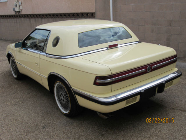 1989 Yellow cream Chrysler Town &- Country Convertible