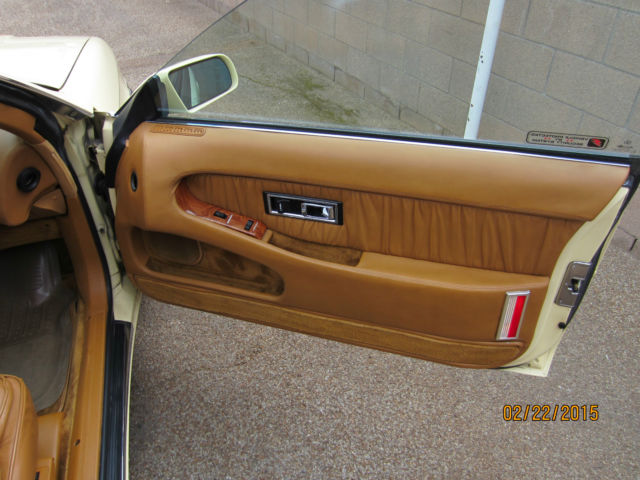 1989 Yellow cream Chrysler Town &- Country Convertible