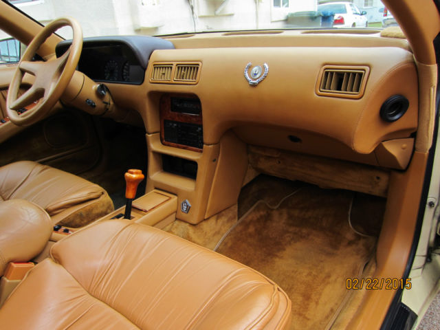 1989 Yellow cream Chrysler Town &- Country Convertible