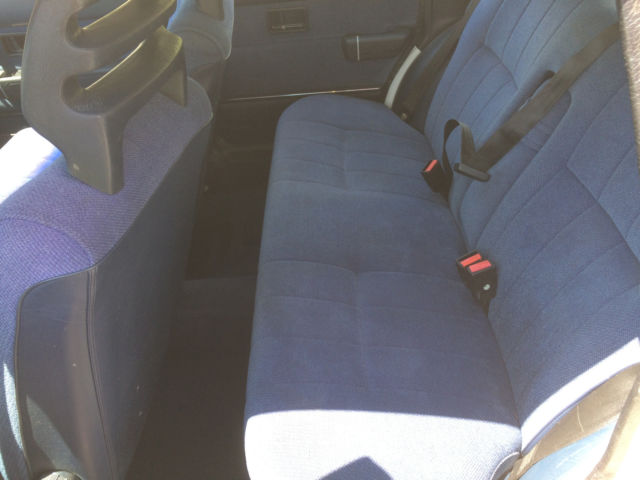 1989 White Volvo 240 Wagon