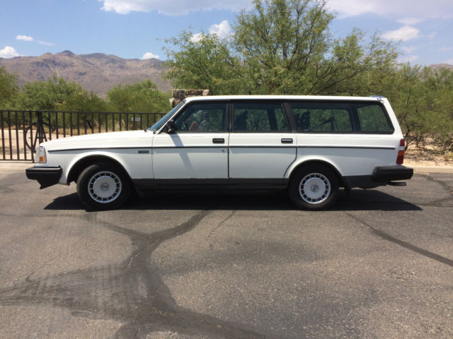 1989 White Volvo 240 Wagon