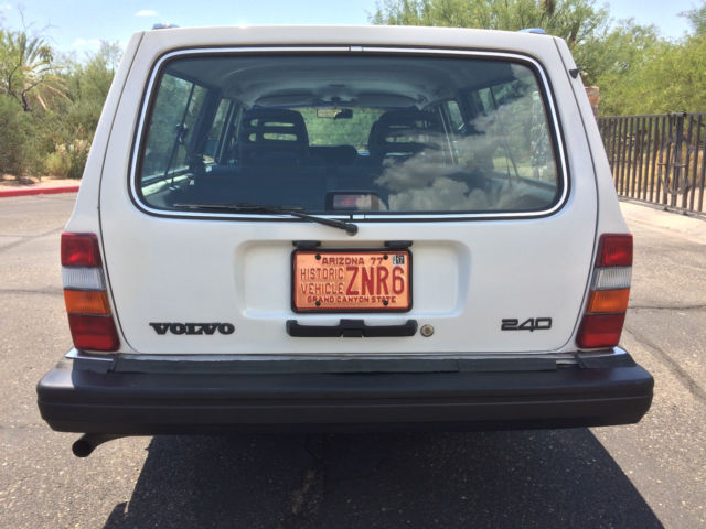 1989 White Volvo 240 Wagon