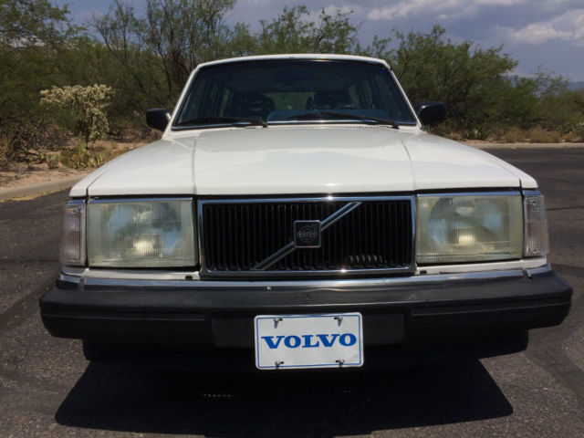 1989 White Volvo 240 Wagon
