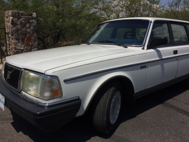 1989 White Volvo 240 Wagon