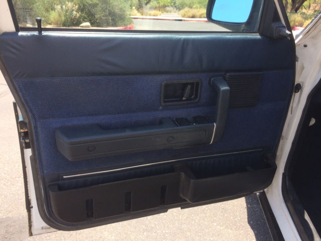 1989 White Volvo 240 Wagon