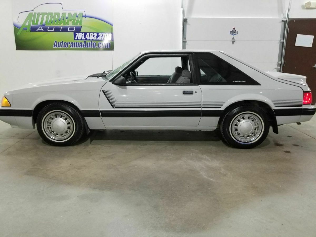 1989 White Ford Mustang Coupe