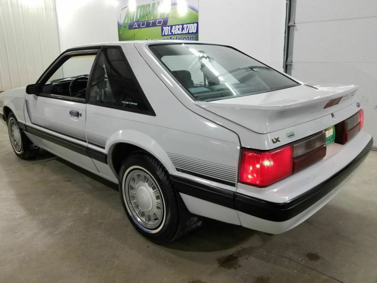 1989 White Ford Mustang Coupe