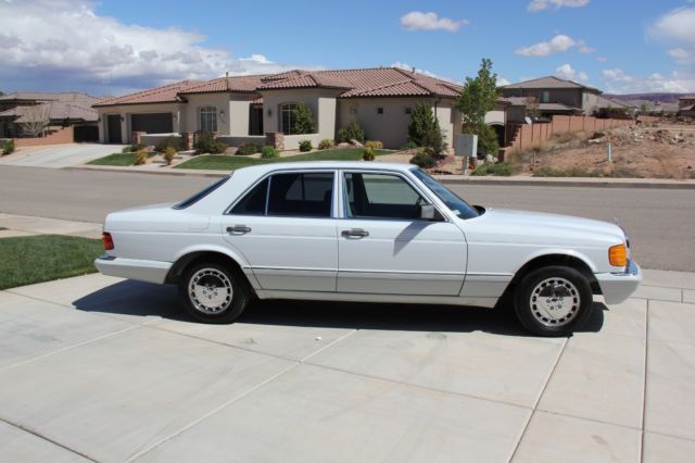 1990 White Mercedes-Benz 300-Series Sedan