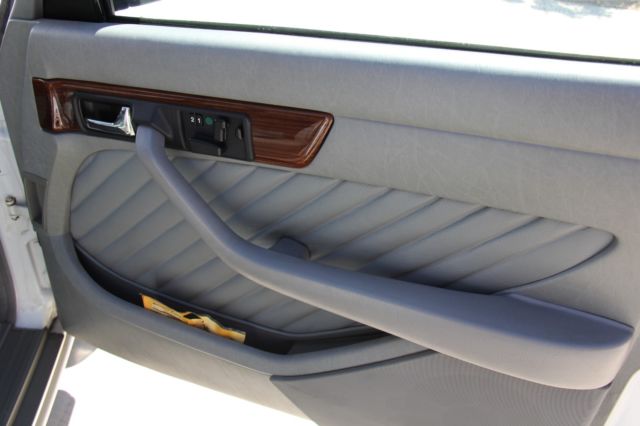 1990 White Mercedes-Benz 300-Series Sedan