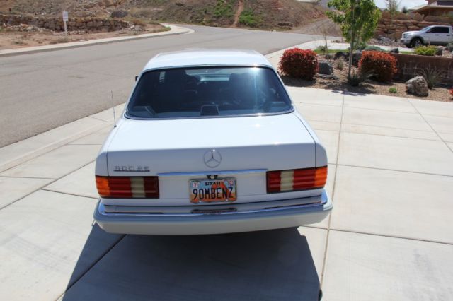 1990 White Mercedes-Benz 300-Series Sedan