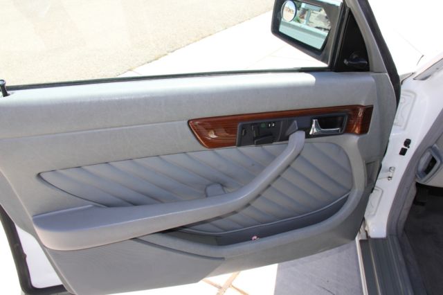 1990 White Mercedes-Benz 300-Series Sedan